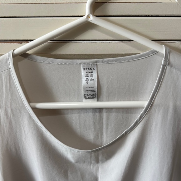 Elegant White Sleeveless Top - Picture 2 of 4